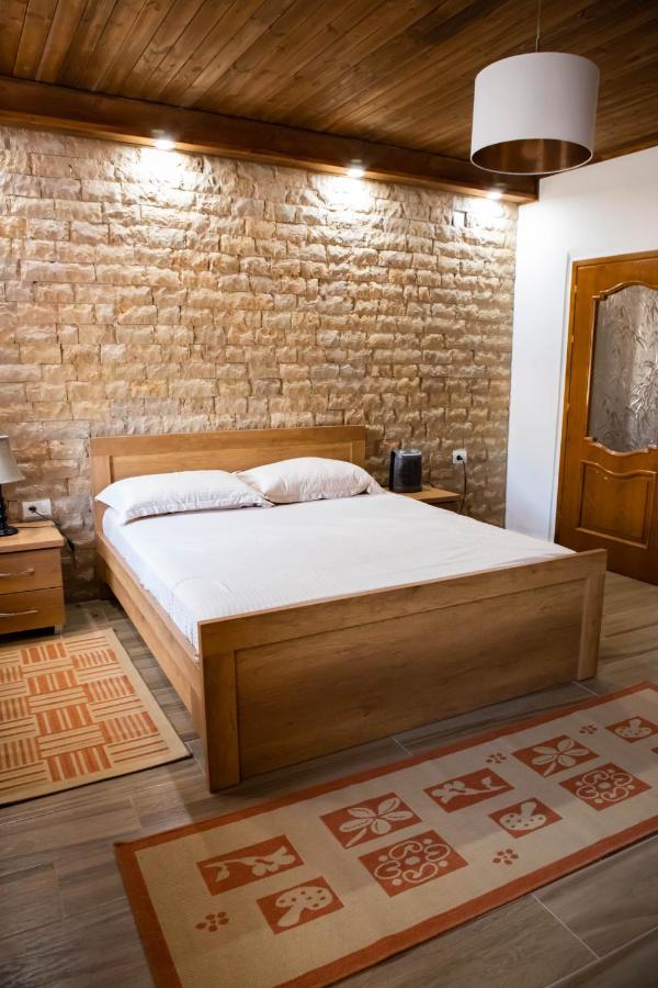 Eni Entire Guesthouse Parking On Site Берат Екстер'єр фото